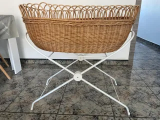 Moisés de mimbre con soporte