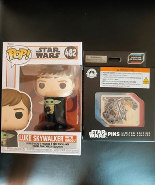 Funko Pop Luke Skywalker con Grogu y Pin Star Wars