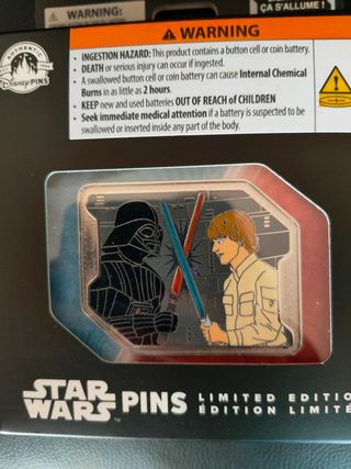 Funko Pop Luke Skywalker con Grogu y Pin Star Wars