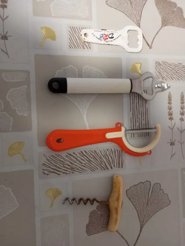 Apriscatole, sbucciatore e cavatappi