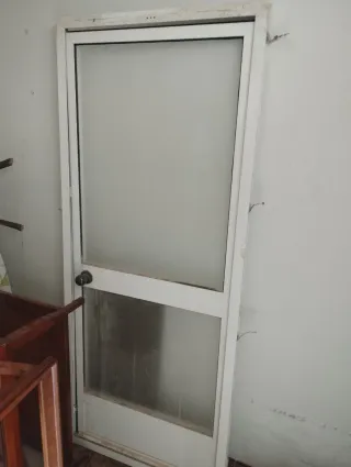 Puerta aluminio blanca con cristal