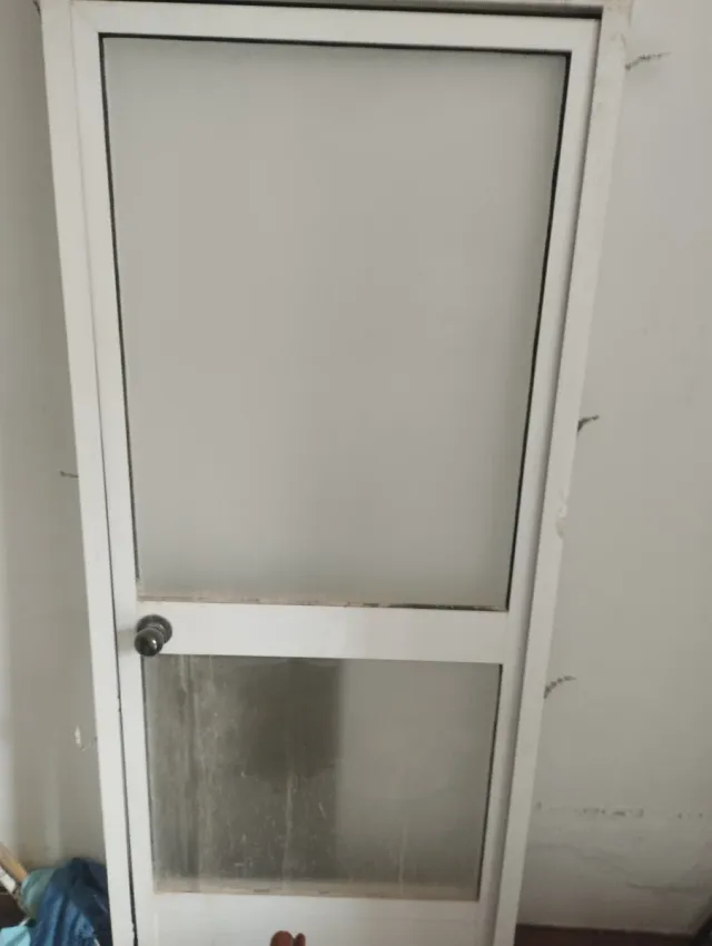 Puerta aluminio blanca con cristal