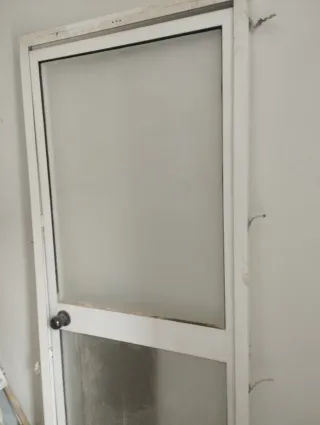 Puerta aluminio blanca con cristal