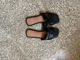Sandalias negras planas