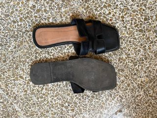 Sandalias negras planas