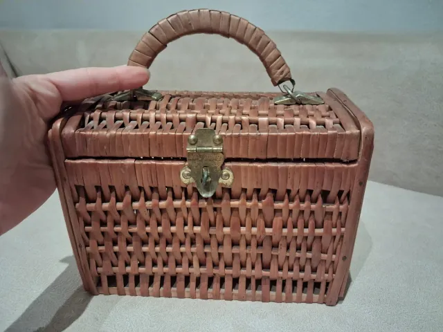 Cesta de mimbre vintage con asa y cierre