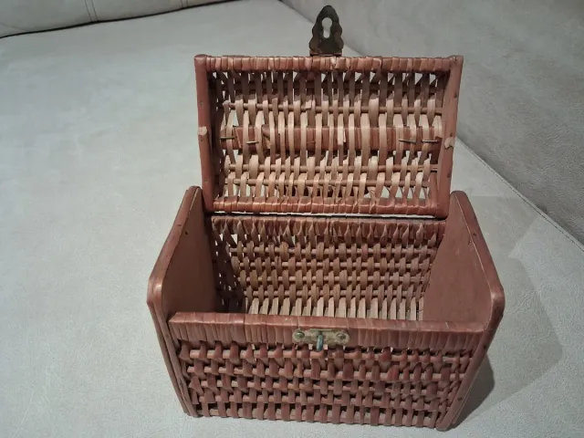 Cesta de mimbre vintage con asa y cierre