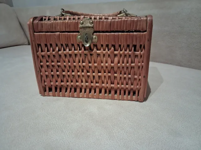 Cesta de mimbre vintage con asa y cierre