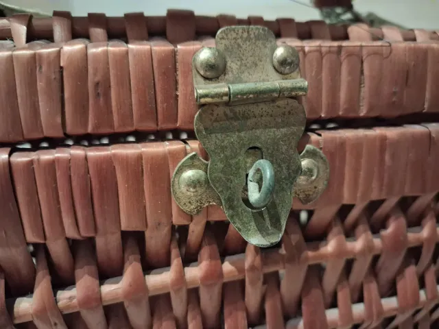 Cesta de mimbre vintage con asa y cierre