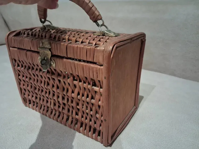 Cesta de mimbre vintage con asa y cierre