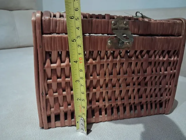 Cesta de mimbre vintage con asa y cierre