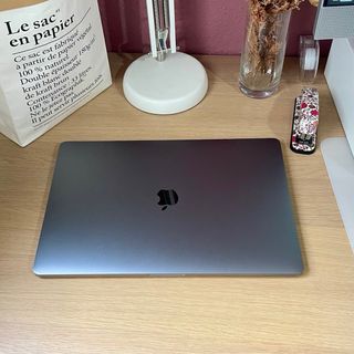 MacBook Pro 15” (2018) – i7 / 16GB / 256GB SSD