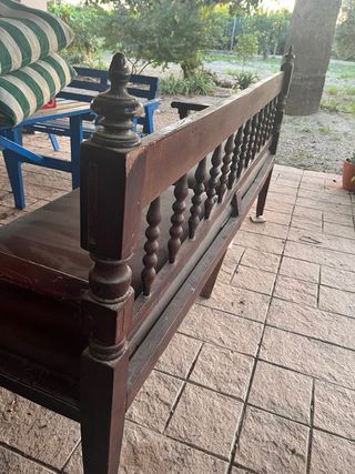 Grande panca in legno con sedili in pelle