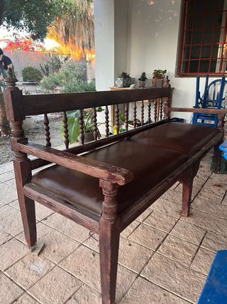 Grande panca in legno con sedili in pelle