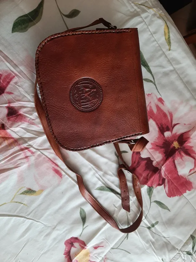 Bolso de cuero artesanal con grabado