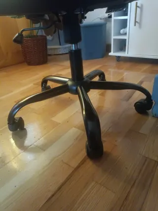 Silla de oficina negra ergonómica