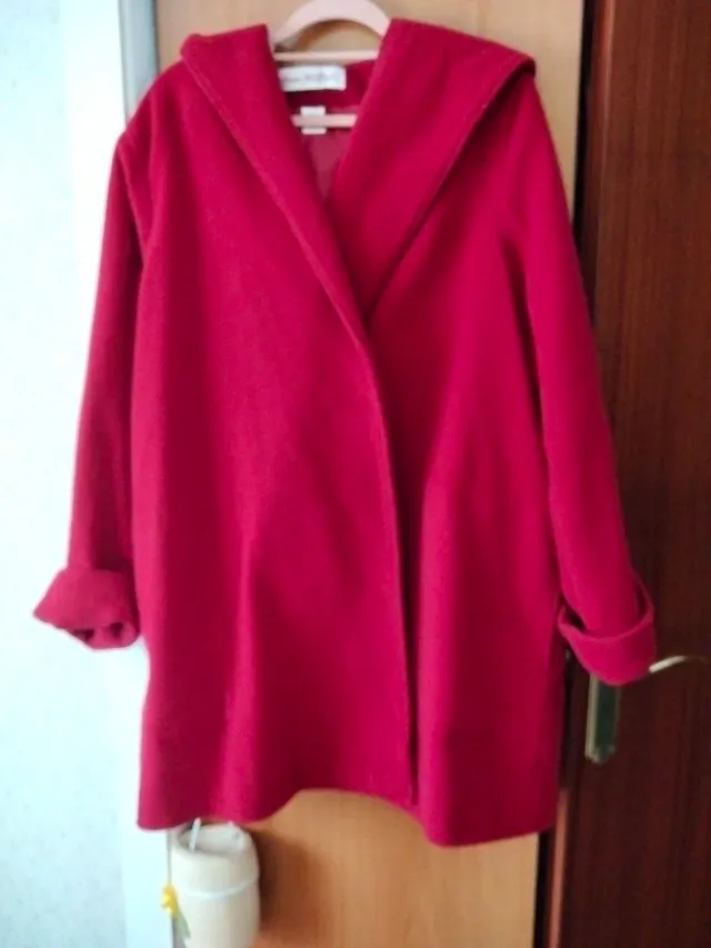 Abrigo rojo con capucha de lana.