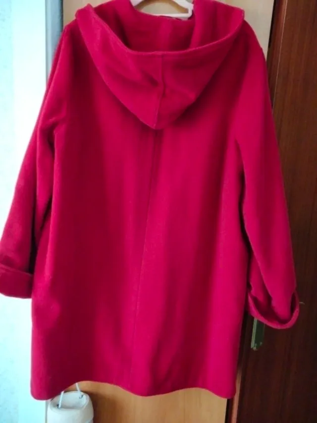 Abrigo rojo con capucha de lana.