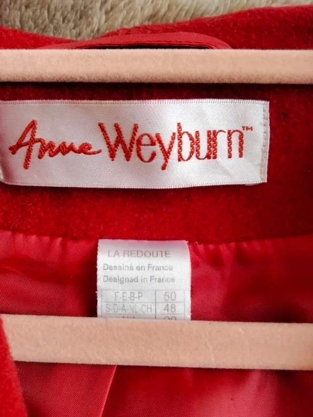 Abrigo rojo con capucha de lana.