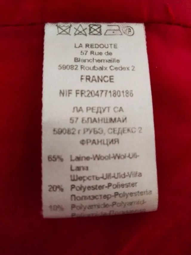 Abrigo rojo con capucha de lana.