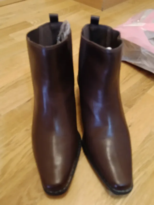 Botines marrones oscuro tacón bajo, una puesta