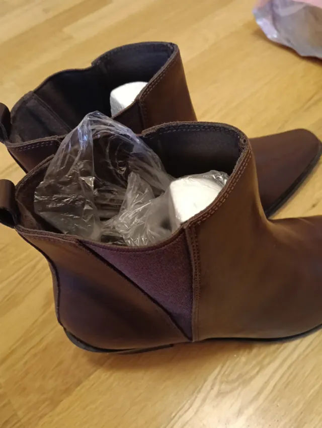 Botines marrones oscuro tacón bajo, una puesta