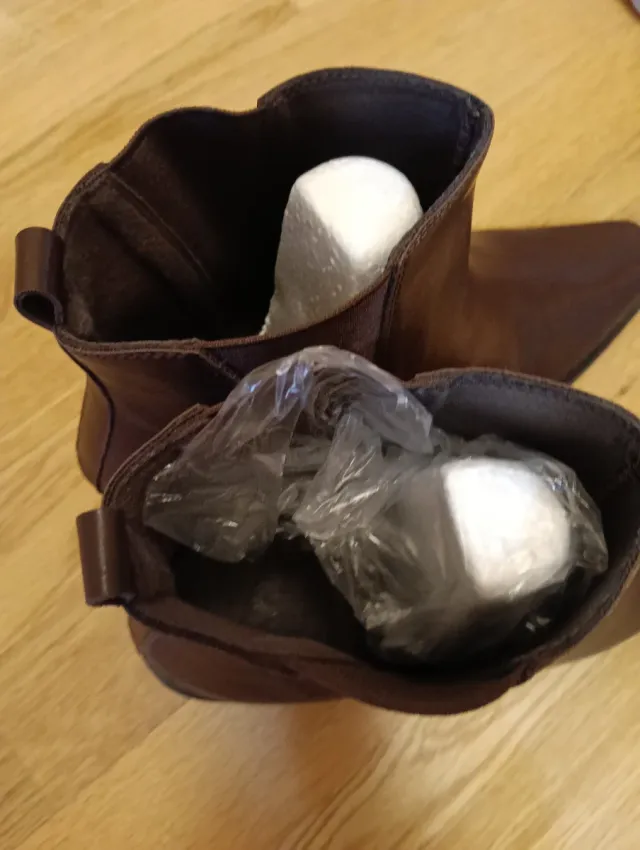 Botines marrones oscuro tacón bajo, una puesta