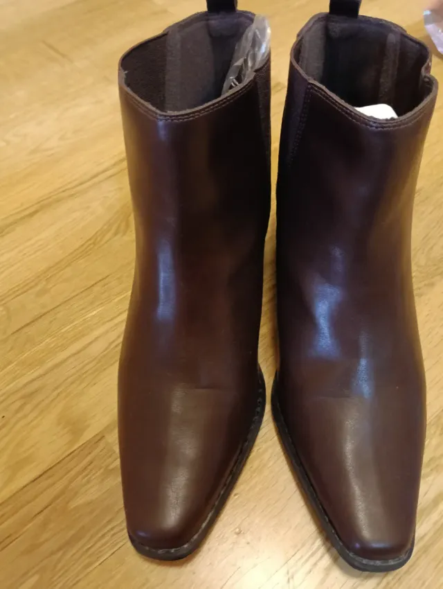 Botines marrones oscuro tacón bajo, una puesta