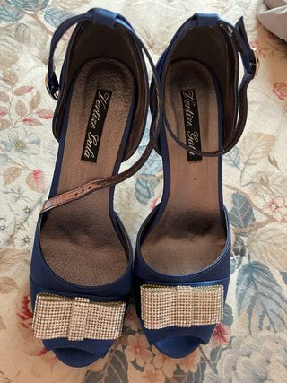 Sandalias y cartera azul talla 39