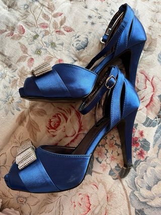 Sandalias y cartera azul talla 39