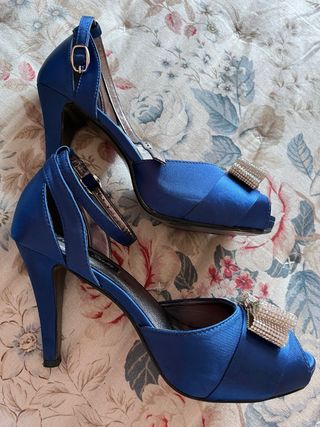 Sandalias y cartera azul talla 39