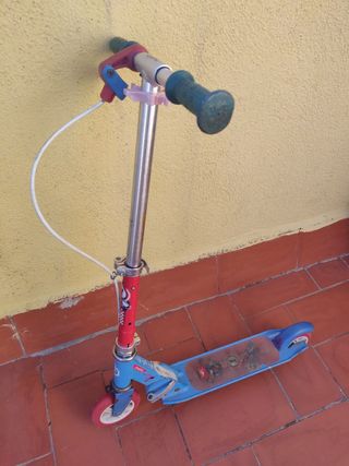 Patinete infantil azul y rojo, para niños