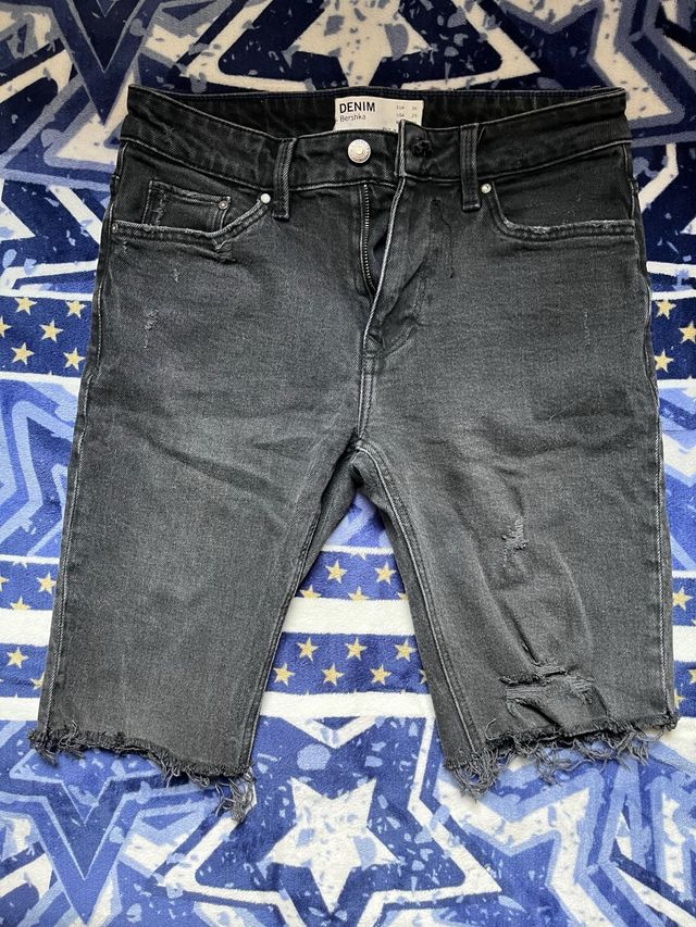 Pantalón corto Bershka negro desgastado