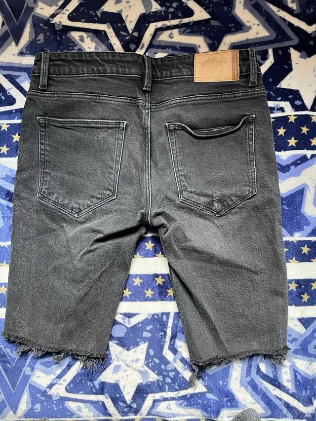 Pantalón corto Bershka negro desgastado