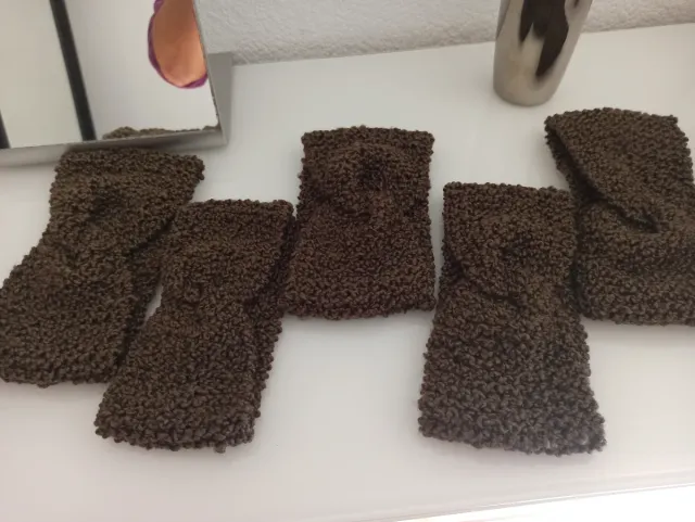 Diadema marrón de tejido rizado