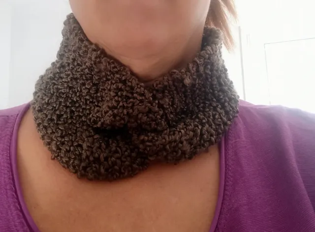 Diadema marrón de tejido rizado