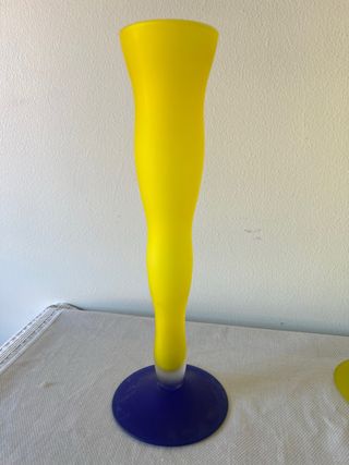 Vaso decorativo perna humana azul e amarelo