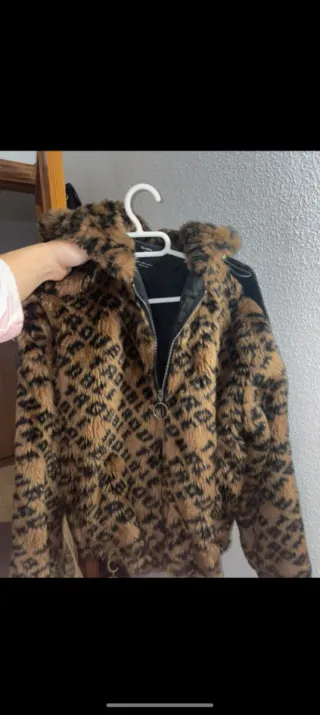 Chaqueta Bershka efecto pelo estampado