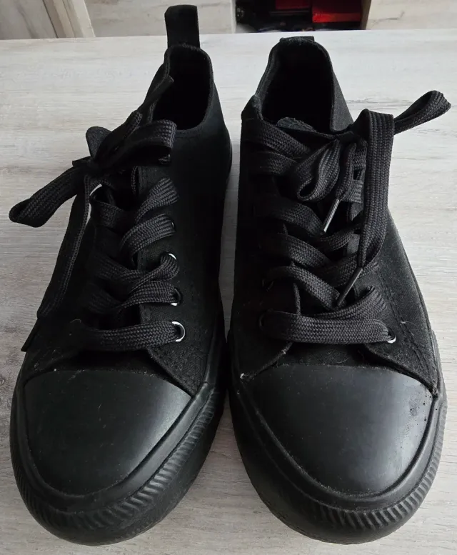 Zapatillas negras / escucho oferta