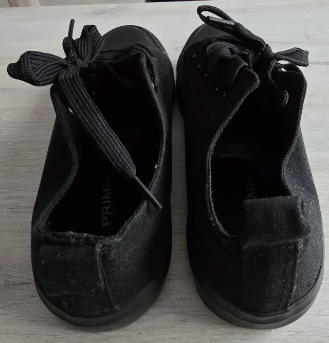 Zapatillas negras / escucho oferta