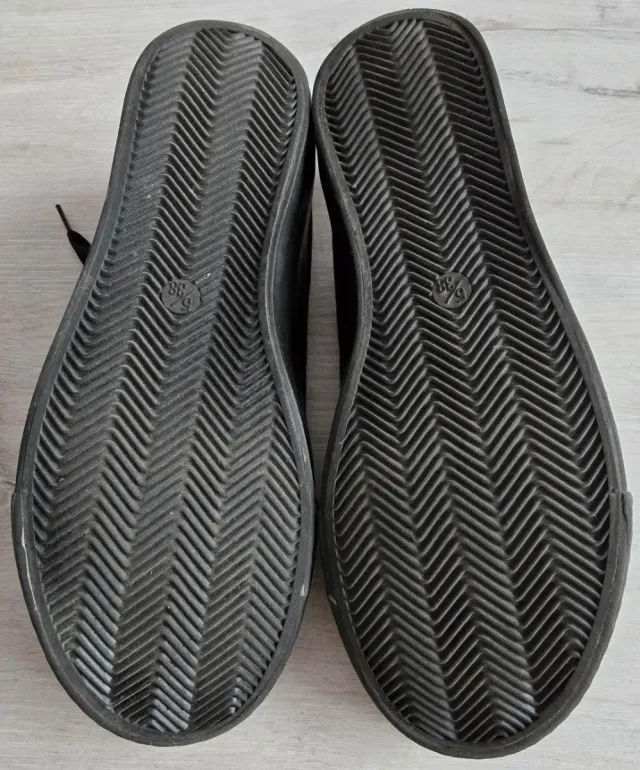 Zapatillas negras / escucho oferta