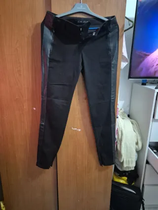 Pantalones negros con detalles efecto piel