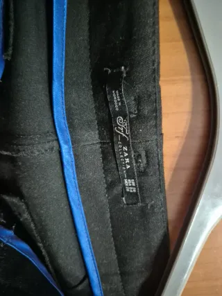 Pantalones negros con detalles efecto piel