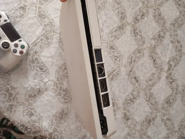 PS4 Slim Blanca + Call of Duty Cold War