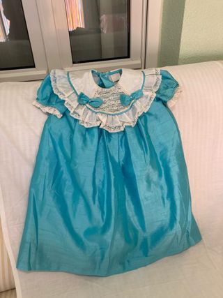 Vestido de niña azul con volantes