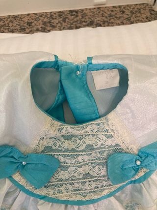 Vestido de niña azul con volantes