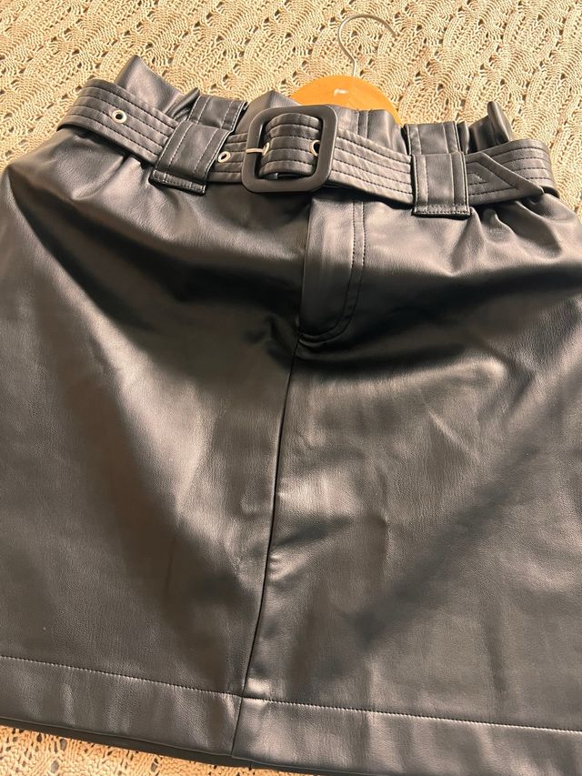 Falda efecto piel negra con cinturón Zara S