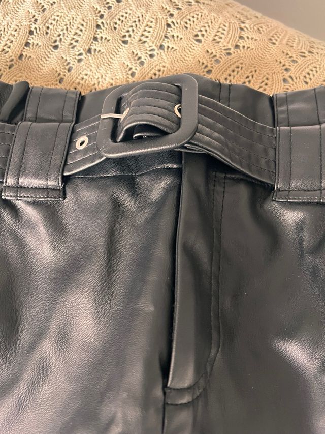 Falda efecto piel negra con cinturón Zara S