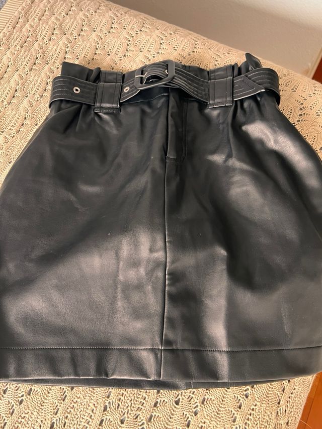 Falda efecto piel negra con cinturón Zara S
