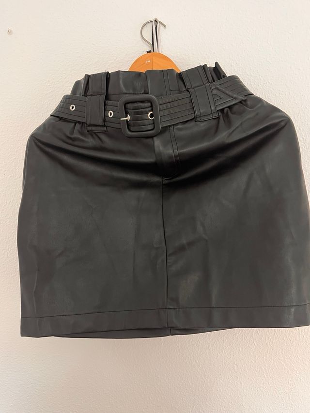 Falda efecto piel negra con cinturón Zara S